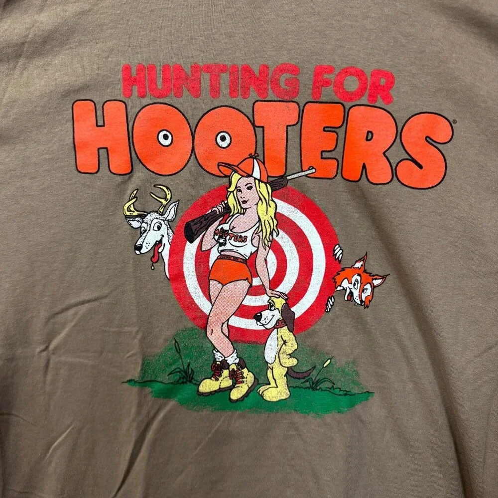 Hooters Brown Tee with Red and Green Design - Picture 3 of 4